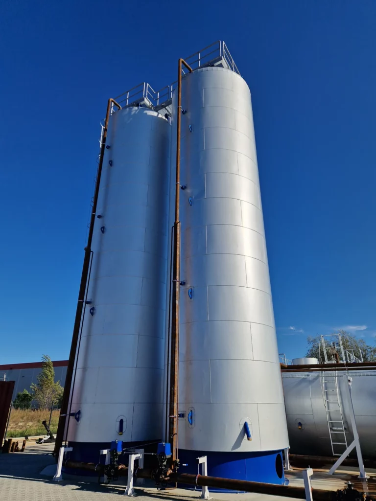 Bitumen storage tanks
